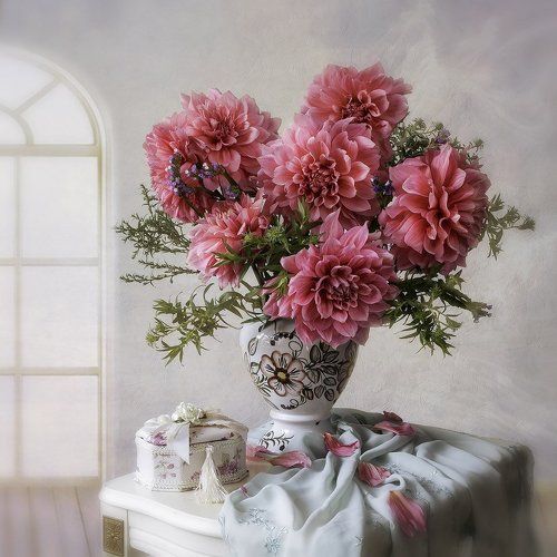 Натюрморт с георгинами