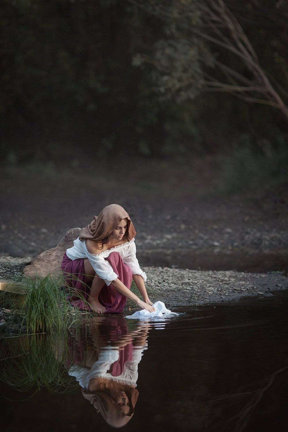 девушка , испанка , красивая, стирает белье, река, Александр Левченко