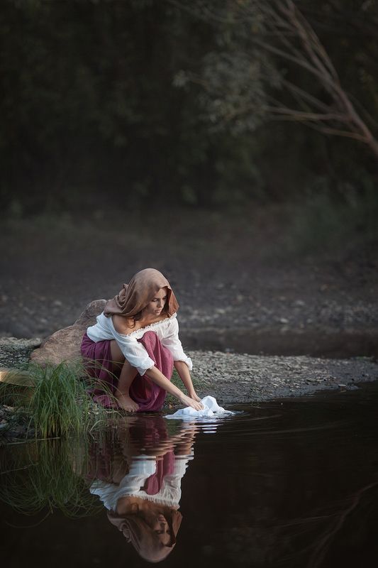 девушка , испанка , красивая, стирает белье, река испанка фото превью