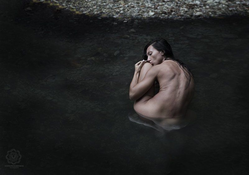 ню, обнаженная натура, черное, девушка, вода Я - черная вода фото превью