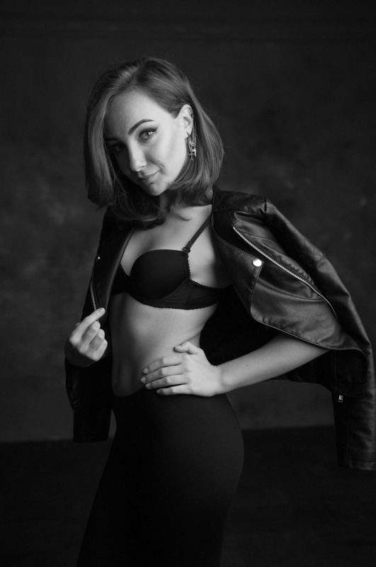 портрет Она байкер фото превью