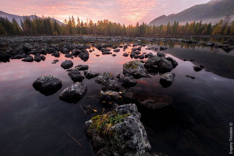 Бурятия, Камни, Лава, Мох, Озеро, Осень, Туман Рассвет над лавовым озером в Бурятии фото превью
