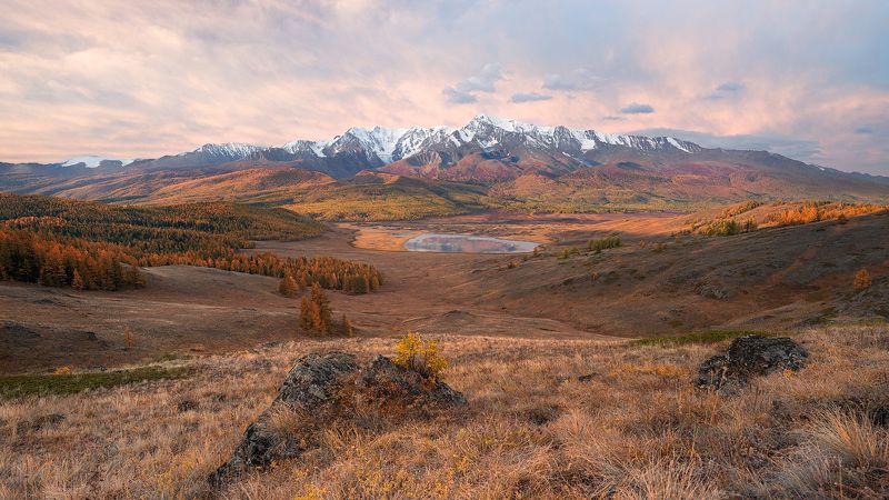 Сидя на красивом холме... фото превью