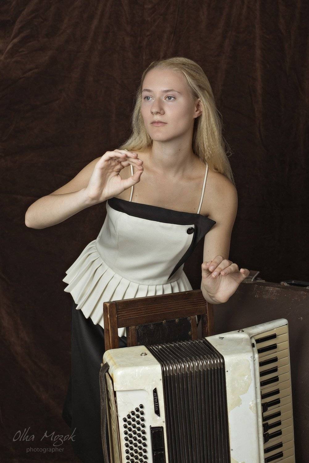 портрет, баян, девушка, лицо, глаза, руки, ноты, клавиши, Olga  Mozok