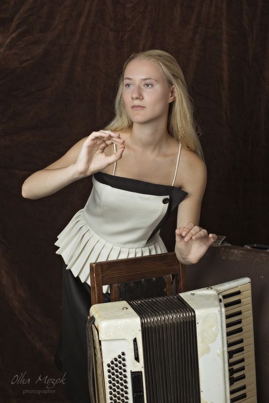 портрет, баян, девушка, лицо, глаза, руки, ноты, клавиши Валерия фото превью