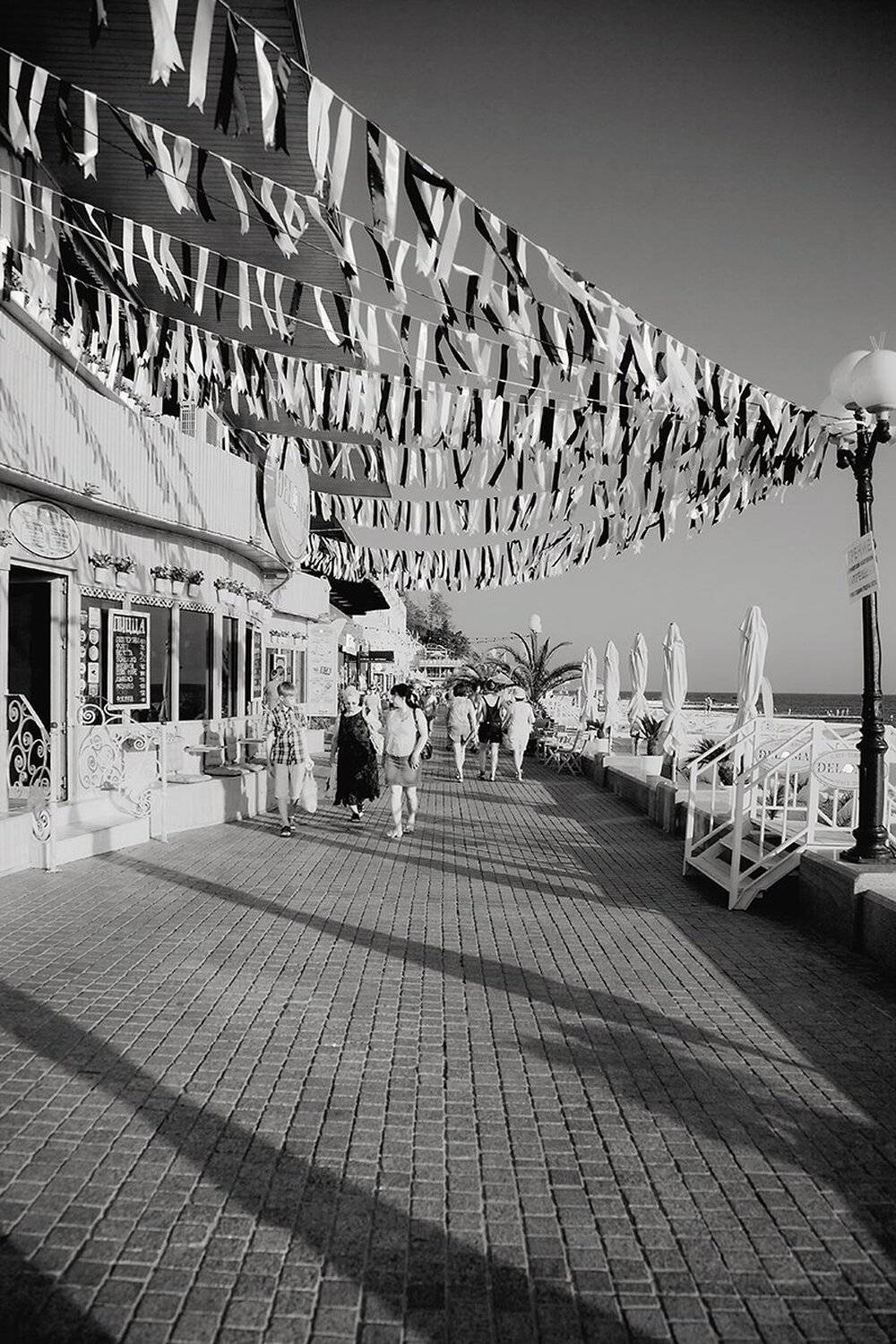 лето, люди, море, набережная, ветер, воздух, черно белая, фотография, фото, photo, photography, summer, people, sea, port, flag, bnw, black and white, Марина Бойко