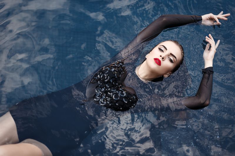 model girl beauty В бассейне фото превью