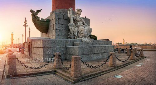 Скульптура Нева на Ростральной колонне