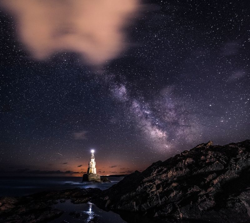 star, cloud, Milky way, lighthouse, sea, rock The lighthouse under the Milky way фото превью