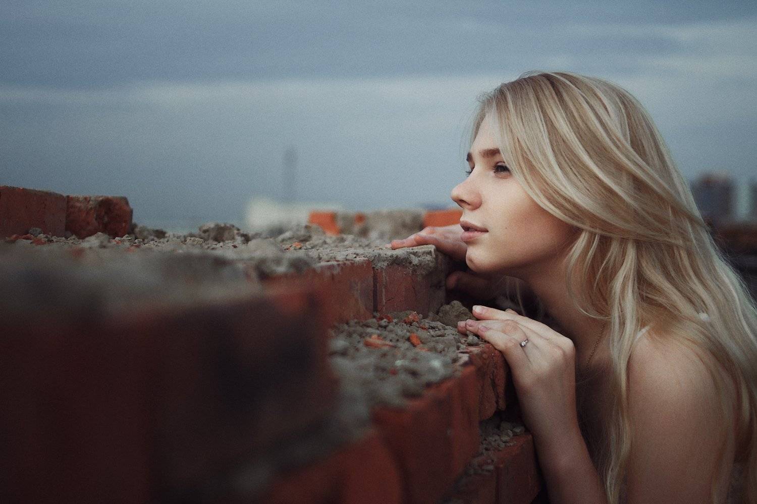 девушка, портрет, небо, город, стена, кирпичи, Иван Копченов