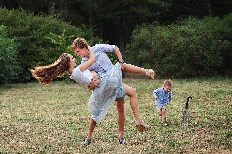 семья, счастливая семья, влада былич, фотограф влада былич, фотограф в краснодаре, семейная фотосессия, детская фотография Прогулка фото превью