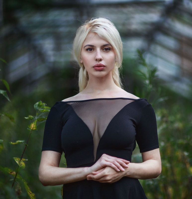 портрет девушки, декольте Анна фото превью