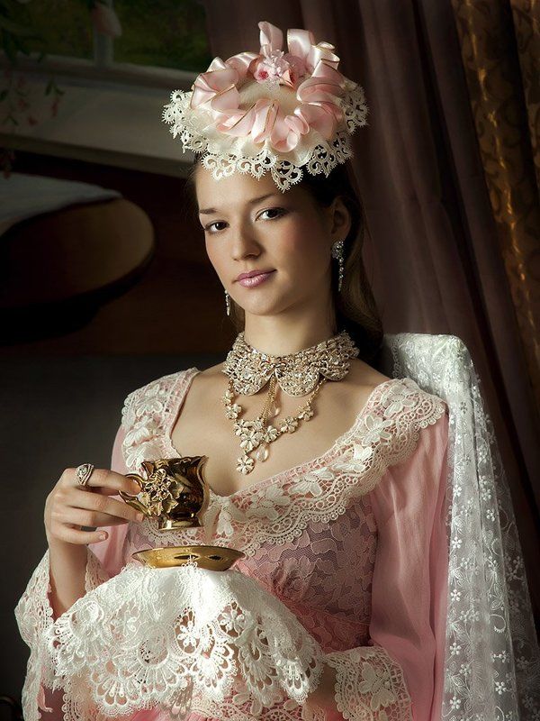 Портрет красивой девушки в розовом фото превью