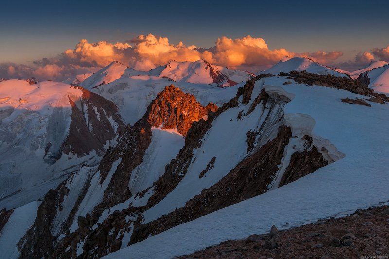 вершины, горы, заилийский алатау, закат, пик локомотив, пик молодежный, пик советов, рассвет, тянь-шань Горное царство фото превью