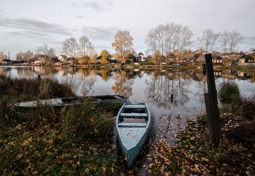Берег,листва и осень
