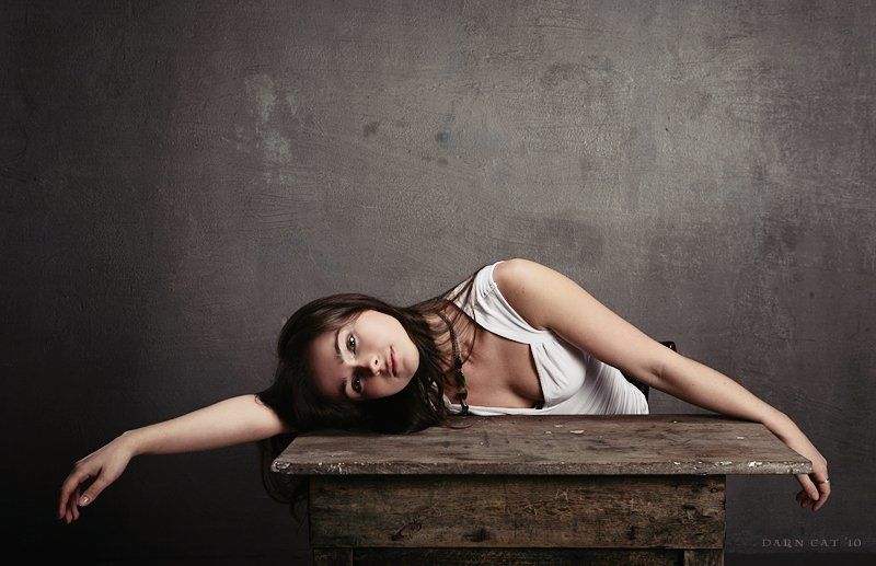 девушка, именинная, день, рождения, стол, грустный, праздник Именинная фото превью