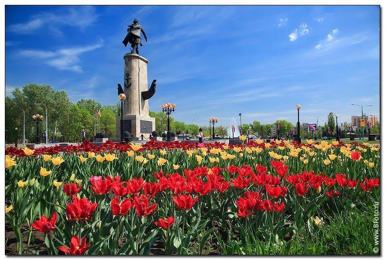 липецк, фото, площадь, город, весна, тюльпаны, открытка, Алексей Строганов