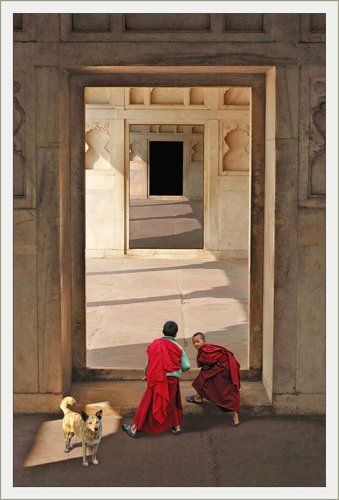 Два ангела, играющие у входа в рай