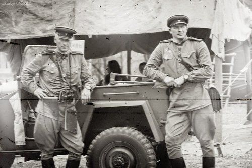 Служили два товарища...