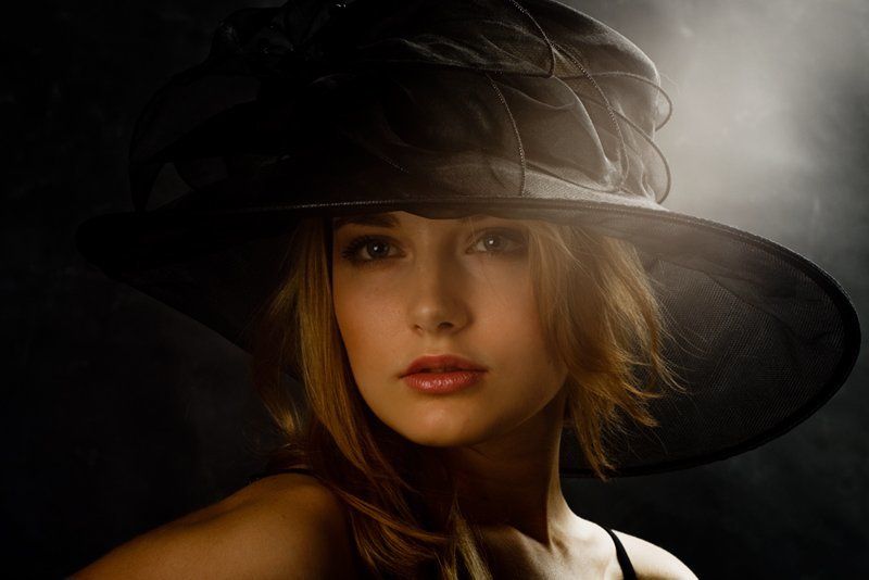 девушка, портрет, взгляд, волосы, глаза, шляпка, тень, свет, студия, лофт-фото Дама в шляпке фото превью