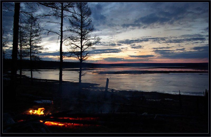 костёр, река, заря, весна Догорающий костёр фото превью