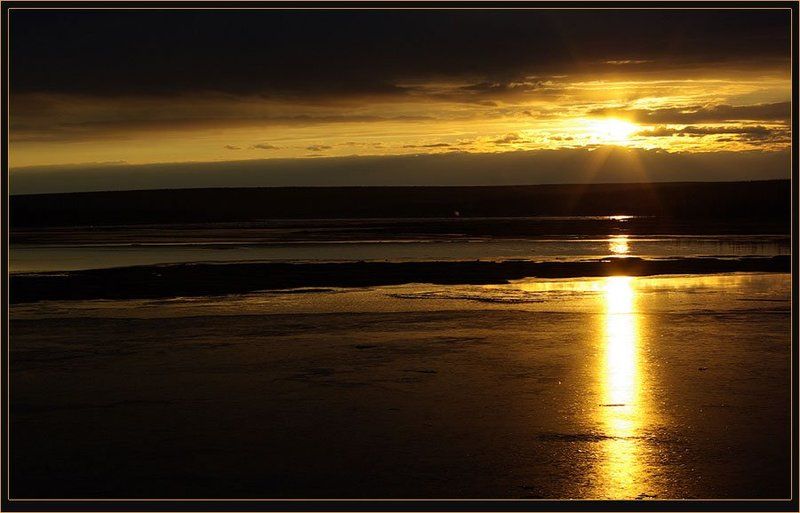 рассвет, тучи, река Тревожный рассвет фото превью