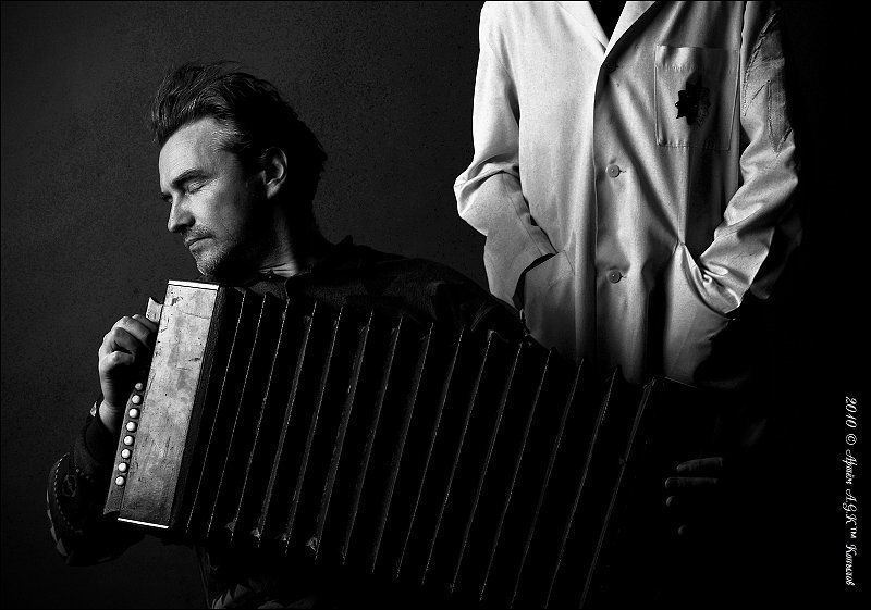 выборг, студия, гармонь, баян, аккордеон, врач, белый, халат, безумие, контроль Подконтрольное безумие фото превью