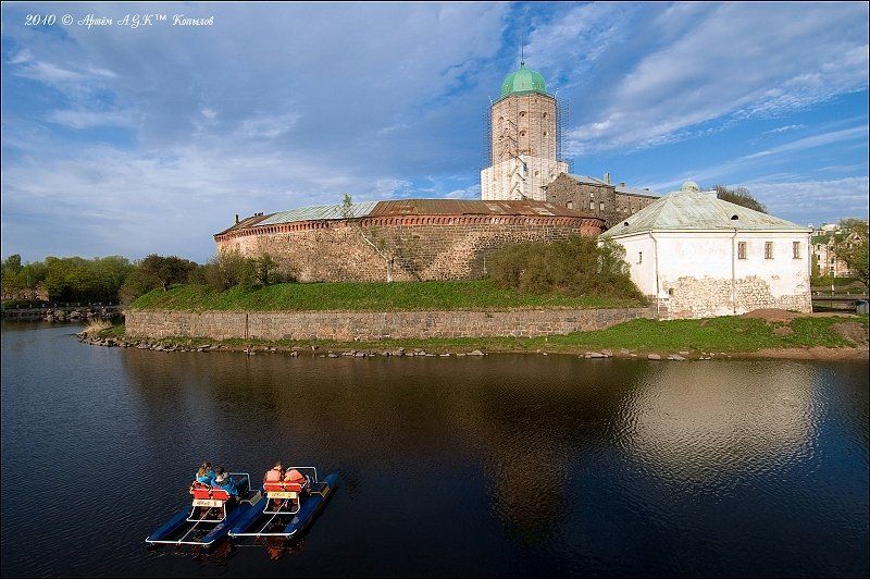 выборг, замок, крепость, олаф, весна, любовь, двое, небо, вечер, катамараны, вода Парное созерцание фото превью