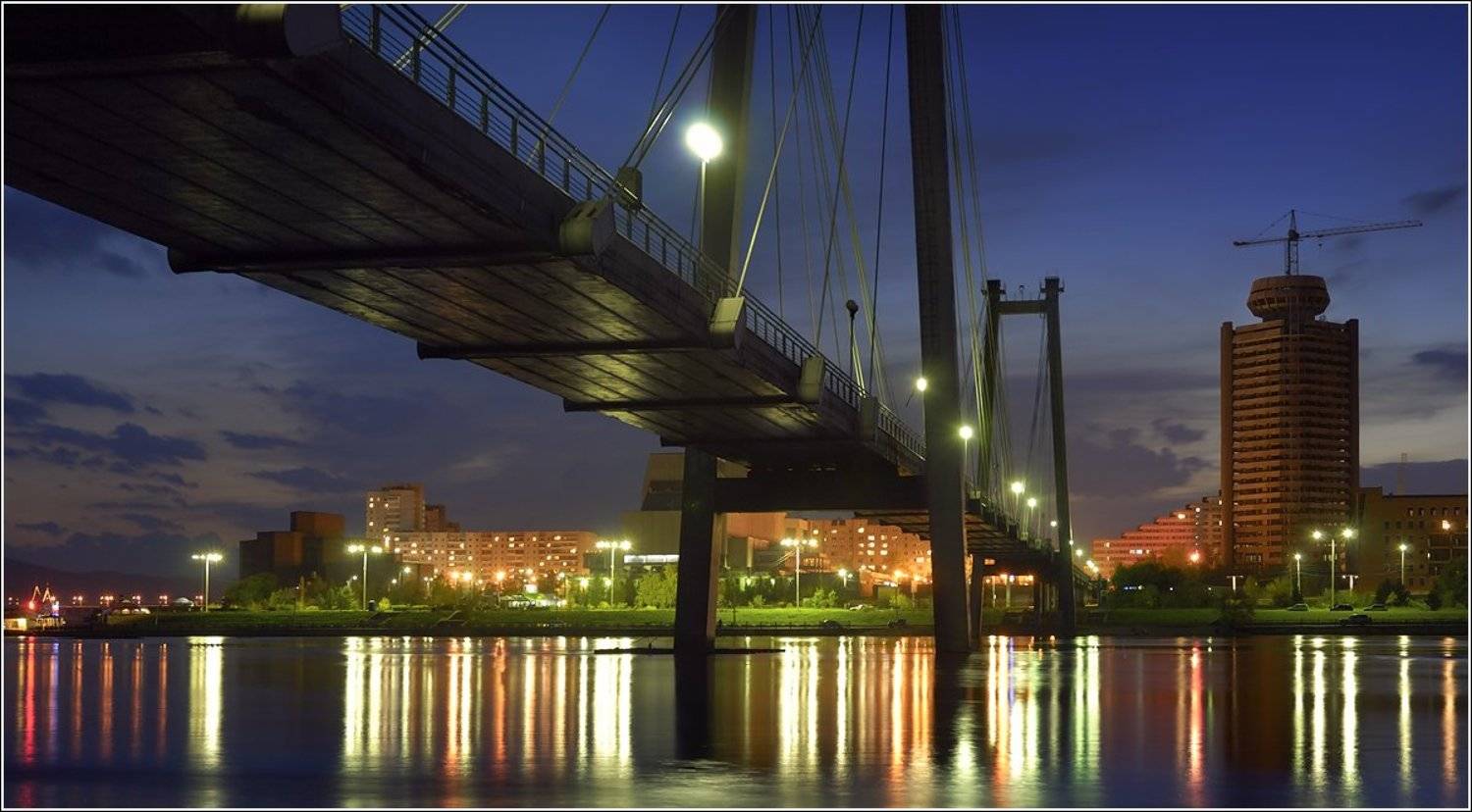 архитектура, большой, вантовый, вечер, вода, высокий, город, енисей, красивый, красноярск, красный, мост, ночь, огни, оранжевый, отражение, отражения, панорама, пейзаж, размер, река, свет, синий, стрелка, течение, широкий, Дмитрий Антипов