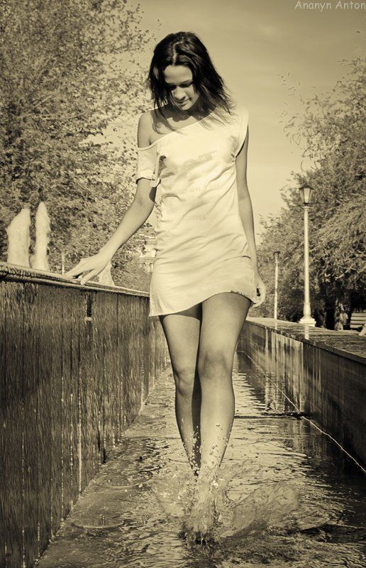 фонтан, брызги, девушка Беззаботность фото превью