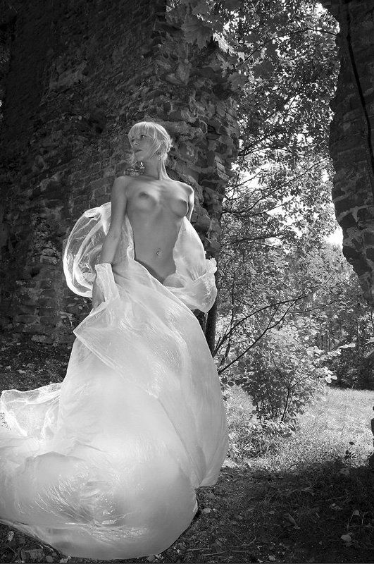 девушка,ню,замок,развалины,микус Новое платье королевы фото превью