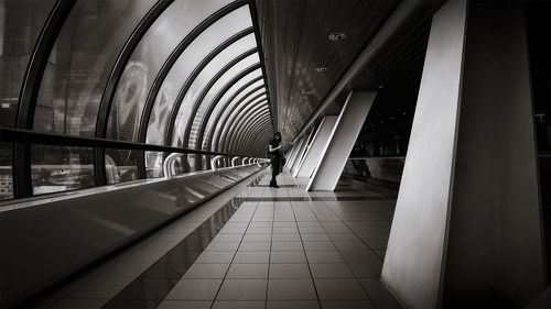 Девушка с телефоном