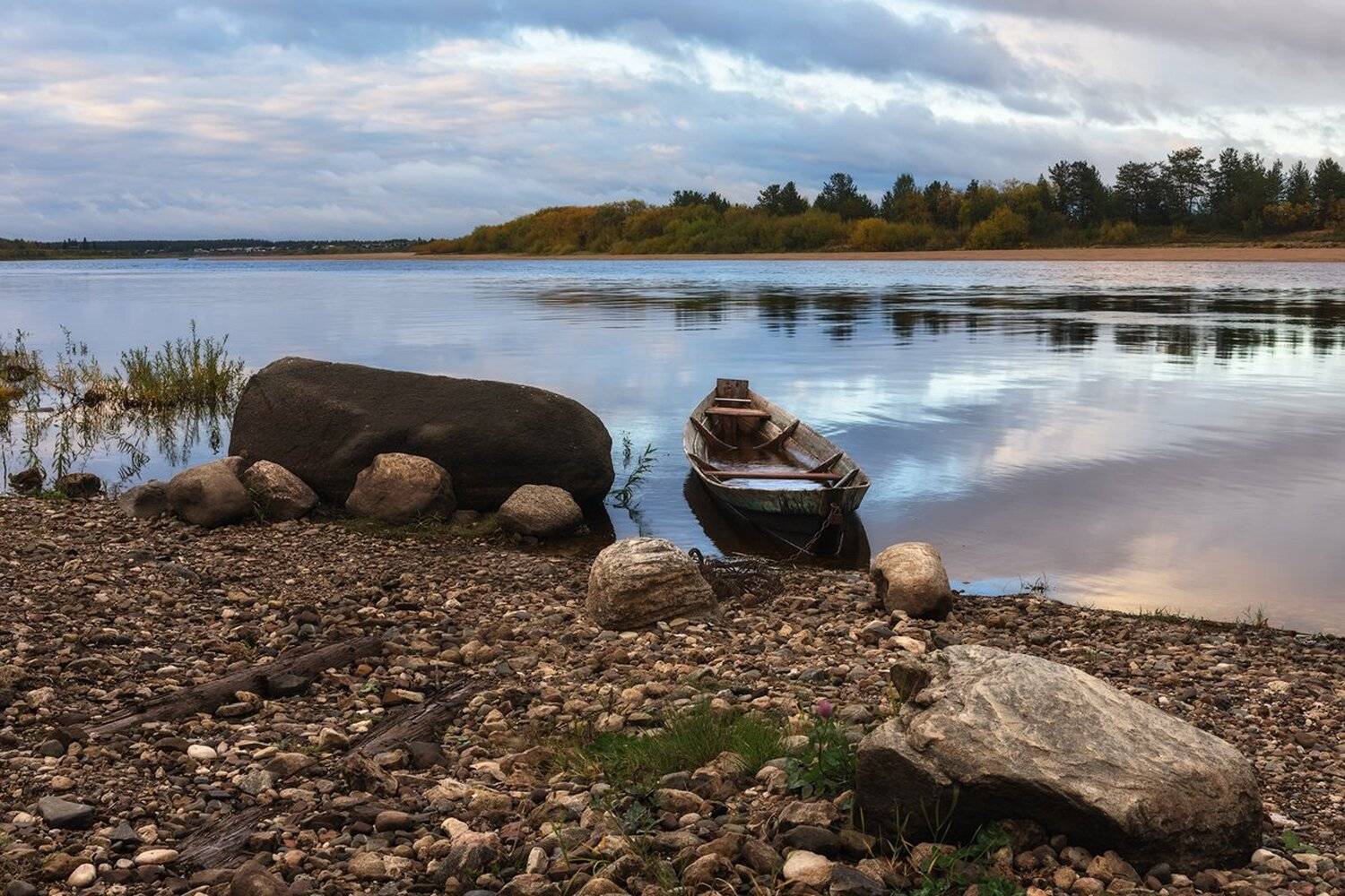 осень река лес камни лодка берег облака, Ра Вера
