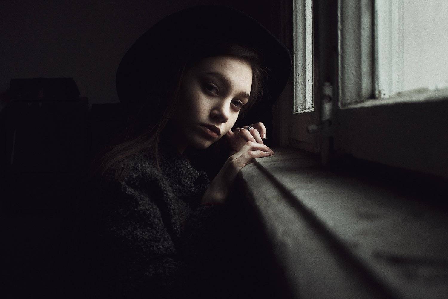 девушка, портрет, окно, шляпа, натуральный свет, подъезд, Иван Копченов