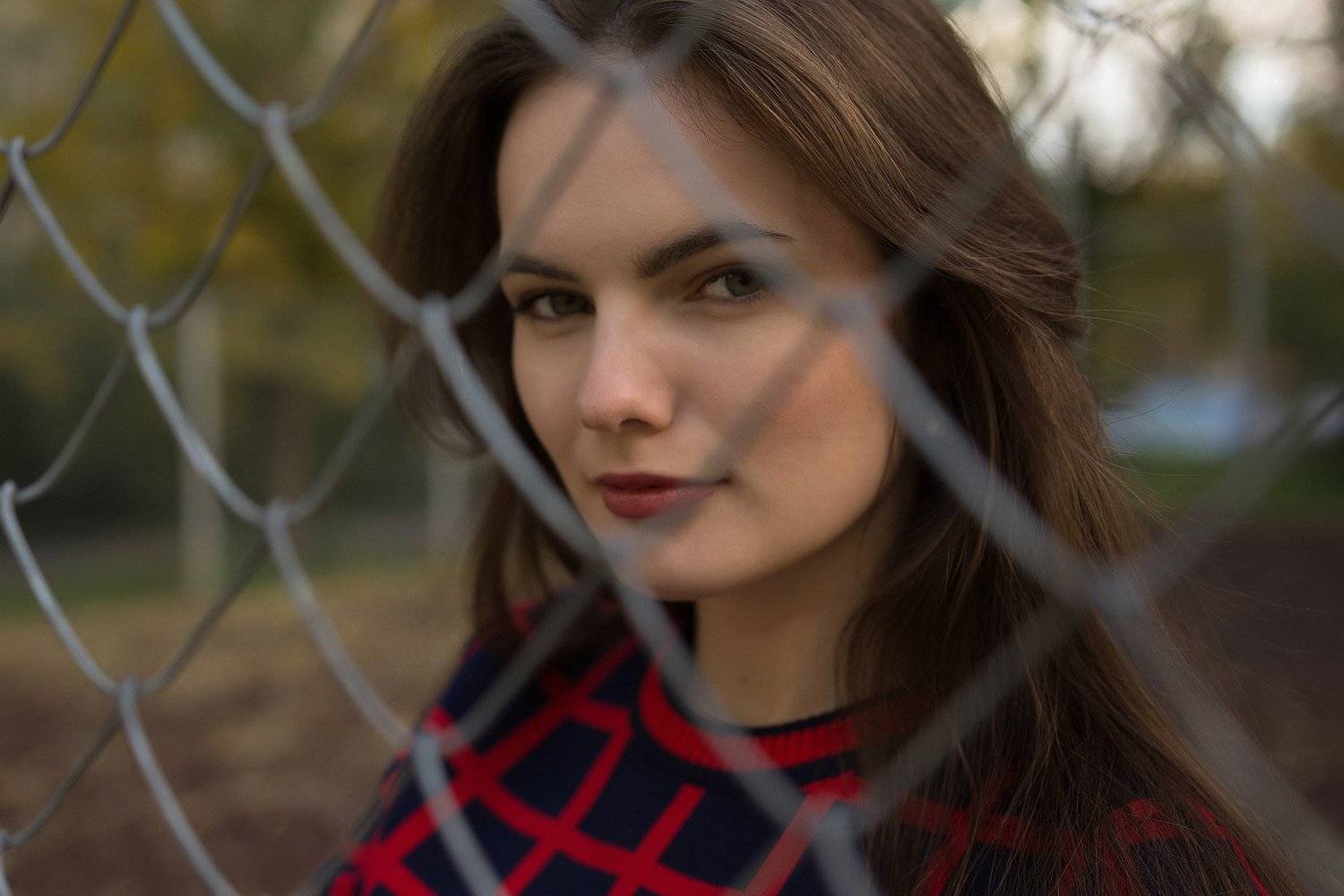 портрет, девушка, сквер, двор, сетка, Дмитрий Шеремет