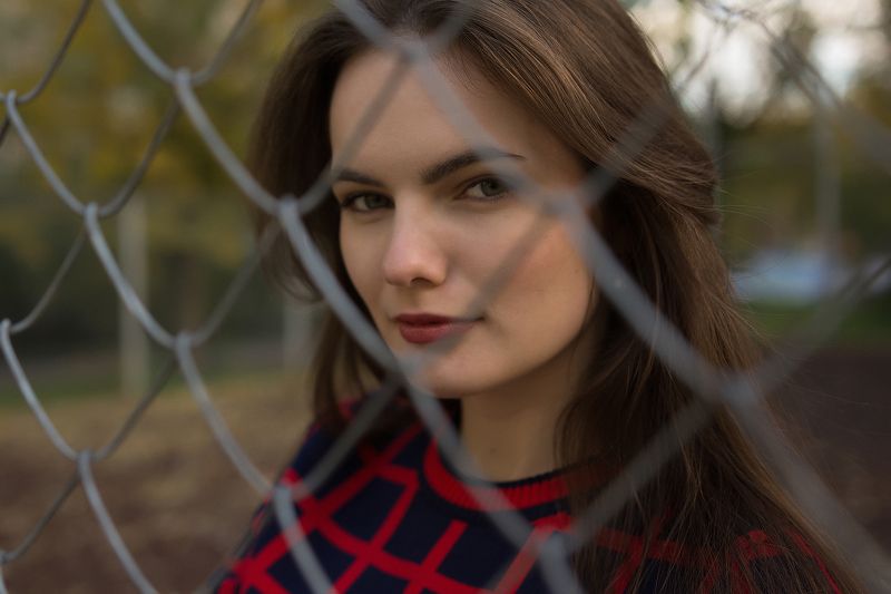 портрет, девушка, сквер, двор, сетка Подружка с моего двора фото превью