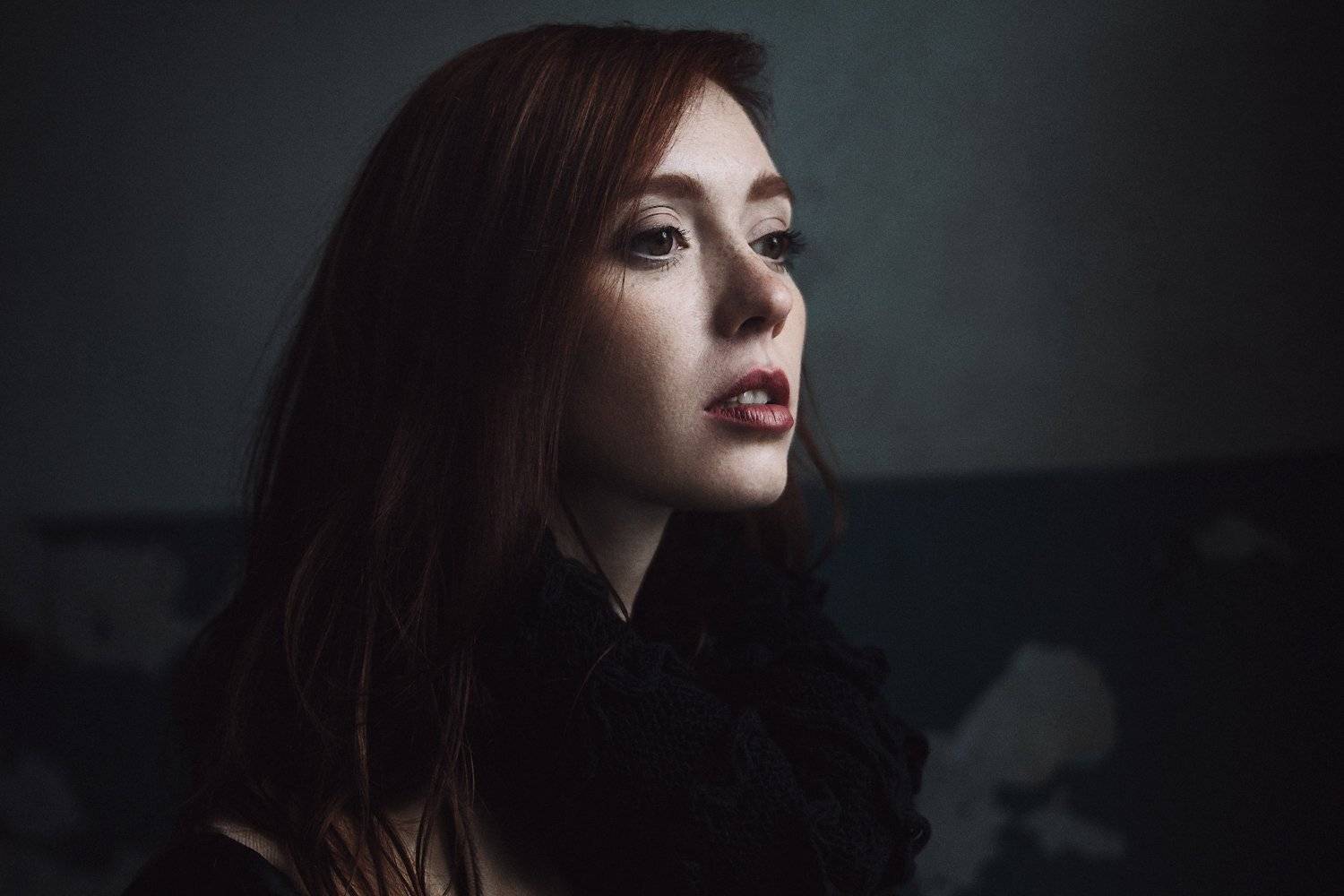 девушка, портрет, окно, шляпа, натуральный свет, подъезд, Иван Копченов