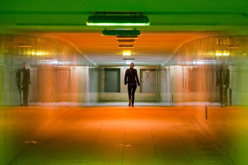 Москва, переход, город, люди, отражение Переход фото превью