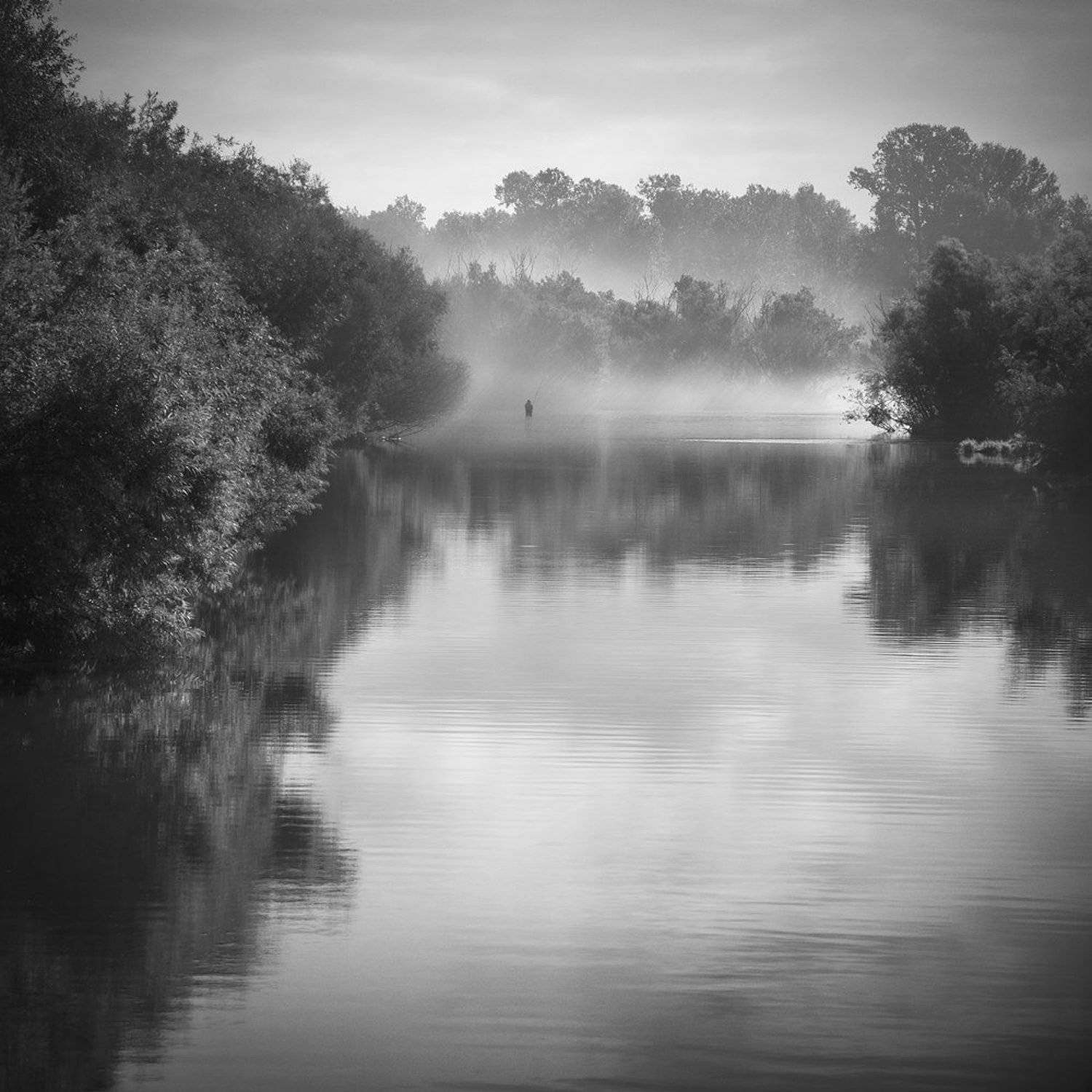 пейзаж, природа, река, туман, утро, раннее, туман, дымка, тихо, спокойно, рыбак, чб, чернобелое, квадрат, течение, Красноярск, Дмитрий Антипов