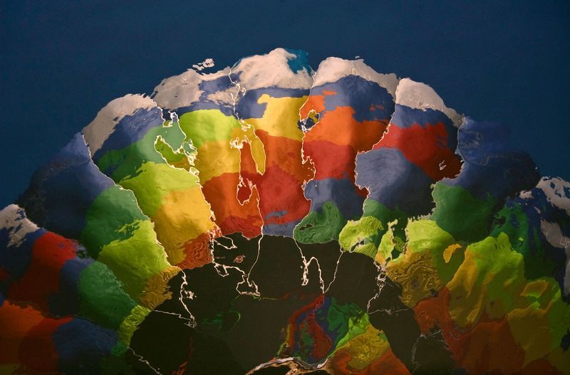 Отражение оболочки теплового аэростата в реке Ока. фото превью