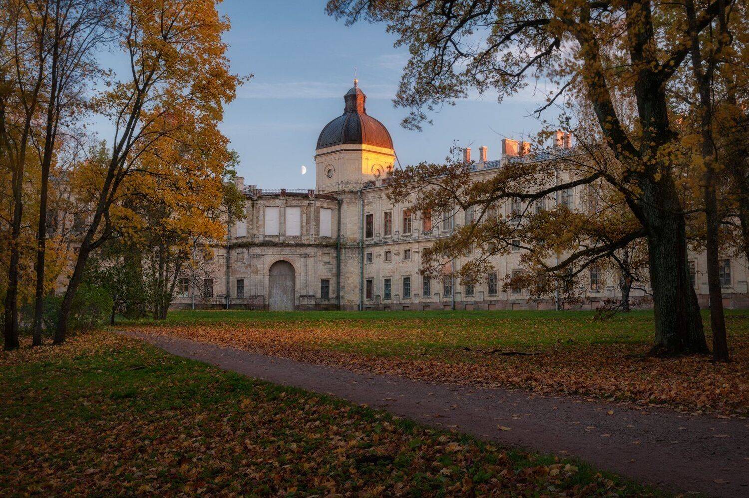 осень, листья, дворец, золотая осень, парк, вечер, сумерки, Cтанислав Малых