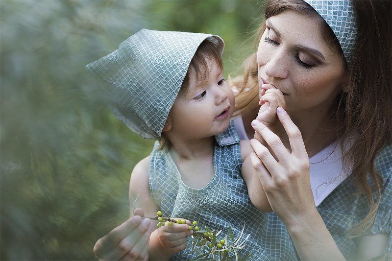 облепиха, растения, портрет, детская фотография, ребенок, любовь, мама, девочка Облепиха для мамы фото превью