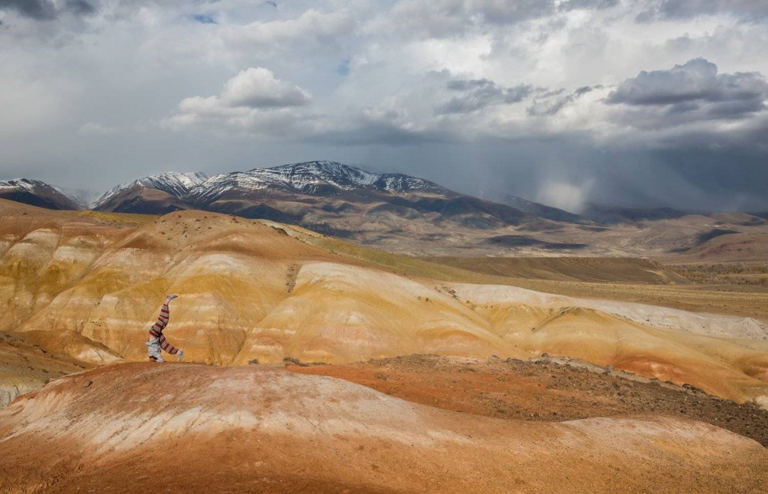 горы, цветная глина , непогода , тучи,алтай, кызыл-чин,марс, снег идет, Ирина Назарова