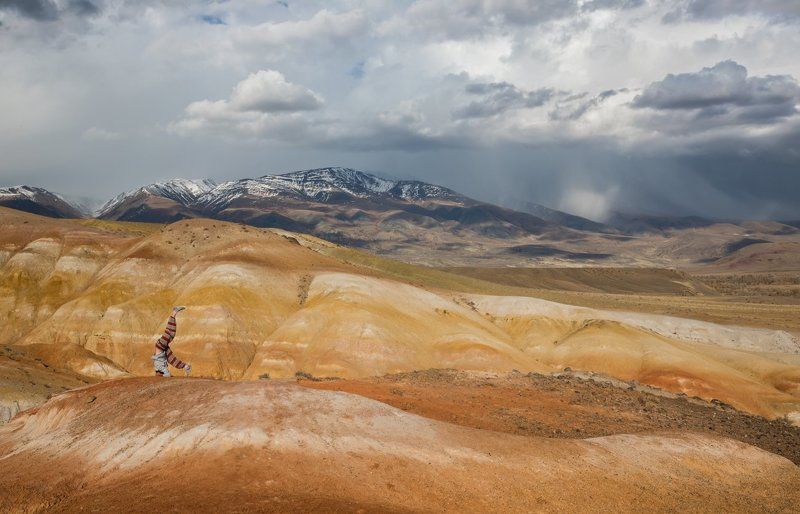 горы, цветная глина , непогода , тучи,алтай, кызыл-чин,марс, снег идет с ног на голову, из зимы в лето или марсианские хроники)))) фото превью