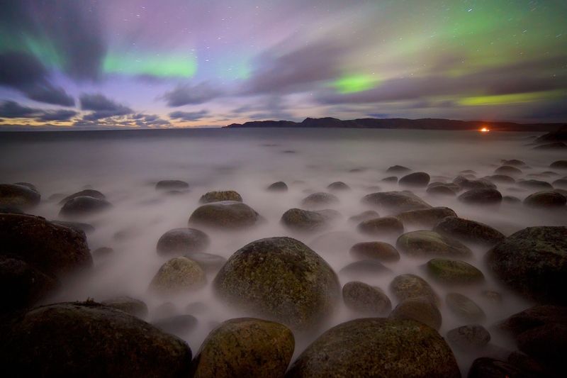 Ледовитый окаен полярное сияние валуны прибой ноь Краски северных морей фото превью