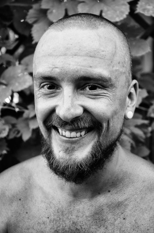 мужской портрет, улыбка Илья фото превью