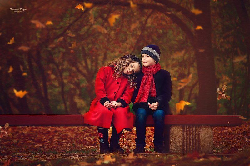 Осень, любовь, нежность, дети, красота, желтые листья, красное пальто, мальчик, девочка Осенняя нежность фото превью