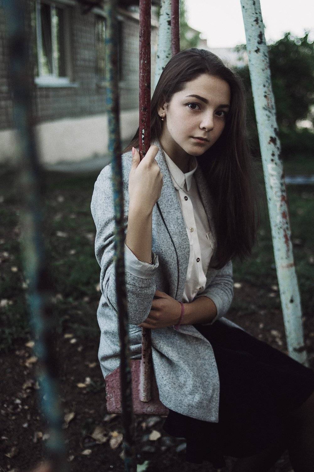 девушка, портрет,  натуральный свет, двор, качели, одиночество, Иван Копченов