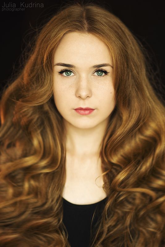 девушка золотые волосы локоны портрет глаза Настя фото превью