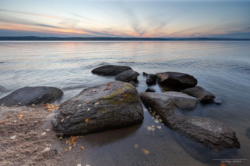 закат, камни, озеро, природа, пейзаж, урал, россия, осень, краски осени, горизонт, илышев глыбы фото превью